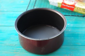 2、雪媚娘,60克糖加入20克热水拌匀。