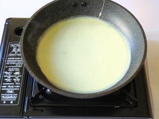 7、水果班戟,将平底锅小火加热,倒入适量面糊,倒入面糊后立马转动平底锅,使面糊均匀的平铺在锅内。