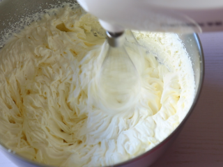 10、水果班戟,淡奶油加入糖粉打发。