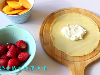 11、水果班戟,饼皮不平整的那面朝上放,铺上适量奶油。