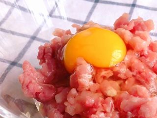 1、猪肉丸子汤,肉馅里加一个鸡蛋