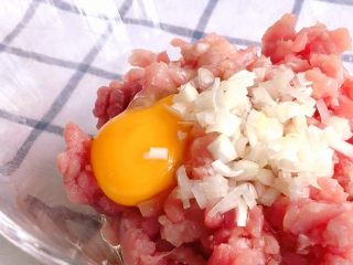 2、猪肉丸子汤,葱末