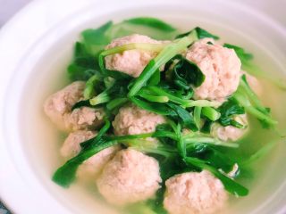 14、猪肉丸子汤,加盐、鸡精调味