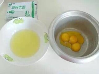 2、电饭锅蛋糕#挑战鸡蛋的100种做法#,按量打蛋，在这里我用了4个，蛋清分离。