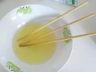 3、电饭锅蛋糕#挑战鸡蛋的100种做法#,三根筷子准备打蛋清。