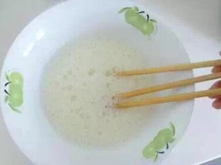 4、电饭锅蛋糕#挑战鸡蛋的100种做法#,打两下就这样了。