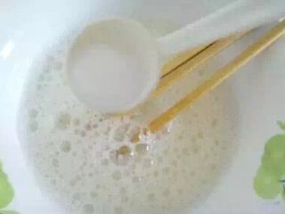 5、电饭锅蛋糕#挑战鸡蛋的100种做法#,为了突出甜，放一点点盐。