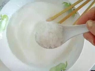 7、电饭锅蛋糕#挑战鸡蛋的100种做法#,继续打继续打继续打，有点稠时再放一勺糖，继续打。