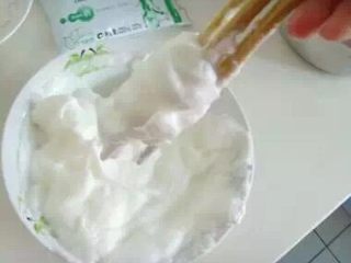 8、电饭锅蛋糕#挑战鸡蛋的100种做法#,大约15分钟后，就会变成奶油状，而且筷子上的不会掉下来，这个过程比较关键，15分钟连续打，不是闹着玩的，很痛苦滴~