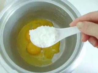 9、电饭锅蛋糕#挑战鸡蛋的100种做法#,蛋黄里放两勺糖。