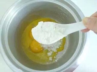 10、电饭锅蛋糕#挑战鸡蛋的100种做法#,3勺冒尖的面粉。