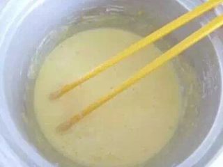 11、电饭锅蛋糕#挑战鸡蛋的100种做法#,6勺牛奶，搅拌好。