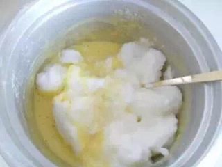 12、电饭锅蛋糕#挑战鸡蛋的100种做法#,倒入一半奶油状的蛋清，注意：上下搅拌而不是打圈！