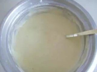 13、电饭锅蛋糕#挑战鸡蛋的100种做法#,搅拌均匀后再倒入另一半奶油状蛋清，上下搅拌好！