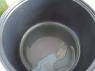 14、电饭锅蛋糕#挑战鸡蛋的100种做法#,电饭煲按下煮饭健预热1分钟后拿出，锅有点热就可以，倒入少许油，均匀涂在锅内，以防粘锅！