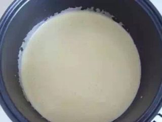 15、电饭锅蛋糕#挑战鸡蛋的100种做法#,倒入搅拌好的东西，然后蹲几下锅，把气泡震出来！