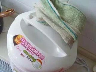 16、电饭锅蛋糕#挑战鸡蛋的100种做法#,按下煮饭键，2分钟左右会自动跳到保温档，这时用毛巾捂住通风口，闷20分钟，然后再按下煮饭键，20分钟后就OK啦！