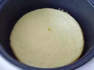 17、电饭锅蛋糕#挑战鸡蛋的100种做法#,开盖喽～