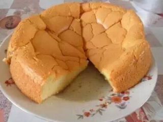 18、电饭锅蛋糕#挑战鸡蛋的100种做法#,锅内涂了油，一倒就出来啦，蛋糕底部颜色比较深，松软可口的蛋糕，大功告成啦!掌声响起来!