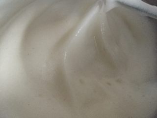 7、可可蛋糕奶油卷,蛋清打发到这种可以呈角尖状态时，就可以了。不可再打发，再打发会导致蛋清呈现块状，会导致蛋糕失败