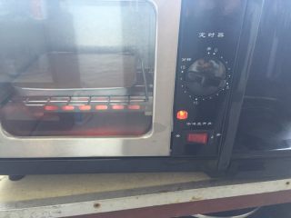 12、可可蛋糕奶油卷,放入烤箱。这时候要看烤箱类型。假如烤箱是比较简单的，没有上下层和设定温度的，建议烤5分钟即可，自己要注意观察。如果烤箱有上下层和设定温度的，调上下档温度都到140度，调50～60分钟。