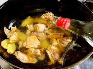 3、台湾麻油鸡,一整瓶米酒倒入，大火烧开，转小火炖煮1小时，放入香菇，盐调味，继续炖煮30分钟或1小时。没有米酒的用白酒代替，但是不要太多噢！到食材一半就行，烧开加泡发香菇的水！那叫一个香！没过食材一指甲盖高度！香菇水炒其他菜也可以用！