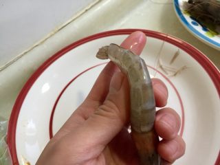 5、恨不能吮手指的好味➕茄汁油焖大虾,剪刀从虾尾和虾头的连接处插入，剪破虾壳（稍微偏一点剪开）直到虾尾尖，然后用牙签挑出虾线