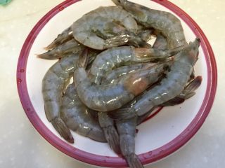 6、恨不能吮手指的好味➕茄汁油焖大虾,依次将虾都处理好，然后用流动清水清洗干净。