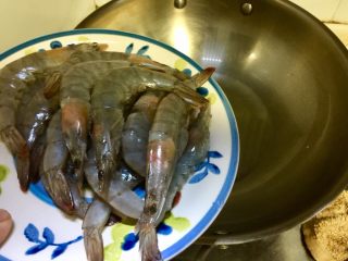 12、恨不能吮手指的好味➕茄汁油焖大虾,热锅冷油，油比炒菜多一些，油温六七成热，放入海虾