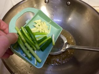 14、恨不能吮手指的好味➕茄汁油焖大虾,锅中留底油，加入姜丝葱白煸香