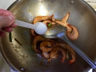 19、恨不能吮手指的好味➕茄汁油焖大虾,加入两小勺白糖翻炒均匀，