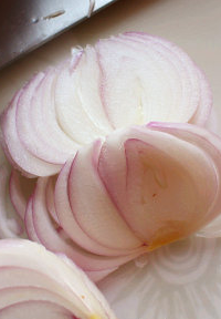 7、法式奶油蘑菇汤,洋葱切细条