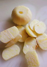 8、法式奶油蘑菇汤,大蒜切片,