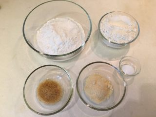 1、奶酪面包圈,高、低筋面粉、糖、帕米森起司粉、盐