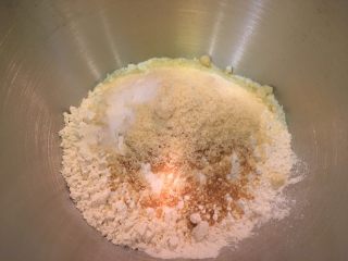 2、奶酪面包圈,步骤1材料不用过筛，全部加在一起