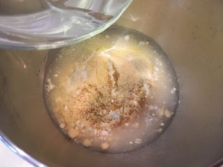 4、奶酪面包圈,加入水准备做搅拌，水不要一次倒完，留一些看状况慢慢加