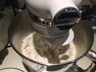 5、奶酪面包圈,搅拌机启动慢速5分钟