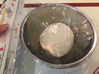 11、奶酪面包圈,放入面团，常温，第一次发酵，30分钟