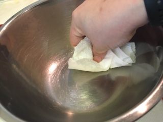 10、奶酪面包圈,用厨房纸巾抹开