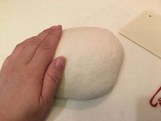 13、奶酪面包圈,发酵好的面团用手掌轻压拍去多余的空气