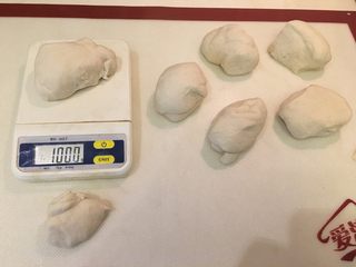 14、奶酪面包圈,分切成100g6份，剩一小坨，可以均匀分配给6份，或是像我直接做个小的！