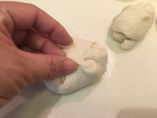 15、奶酪面包圈,将分切好的面团四个角抓起捏紧