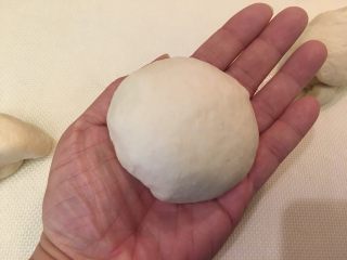 16、奶酪面包圈,捏合处朝下放左手掌心