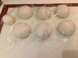 19、奶酪面包圈,盖上湿布过保鲜膜，松弛15分钟