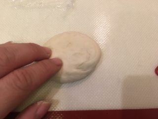 21、奶酪面包圈,松弛好的面团用手掌轻压，压扁