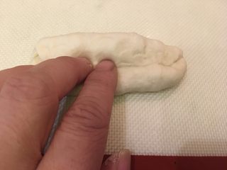 22、奶酪面包圈,分成上下部分，将上部折向中间压实