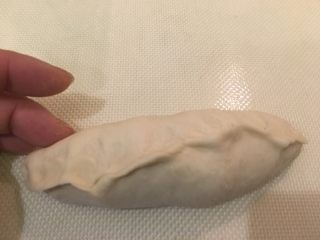 24、奶酪面包圈,再将下部往中心捏，要捏紧黏好