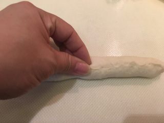 27、奶酪面包圈,下部往中心捏紧黏好，再重复一次这动作！