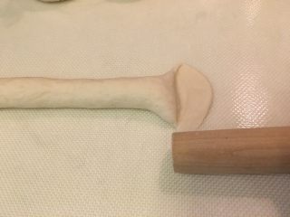 31、奶酪面包圈,在一端由上往下压扁成扇形