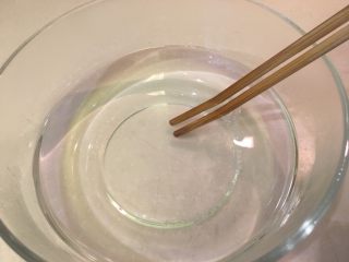 38、奶酪面包圈,90度左右即可，融化粗盐，这就是碱液了！